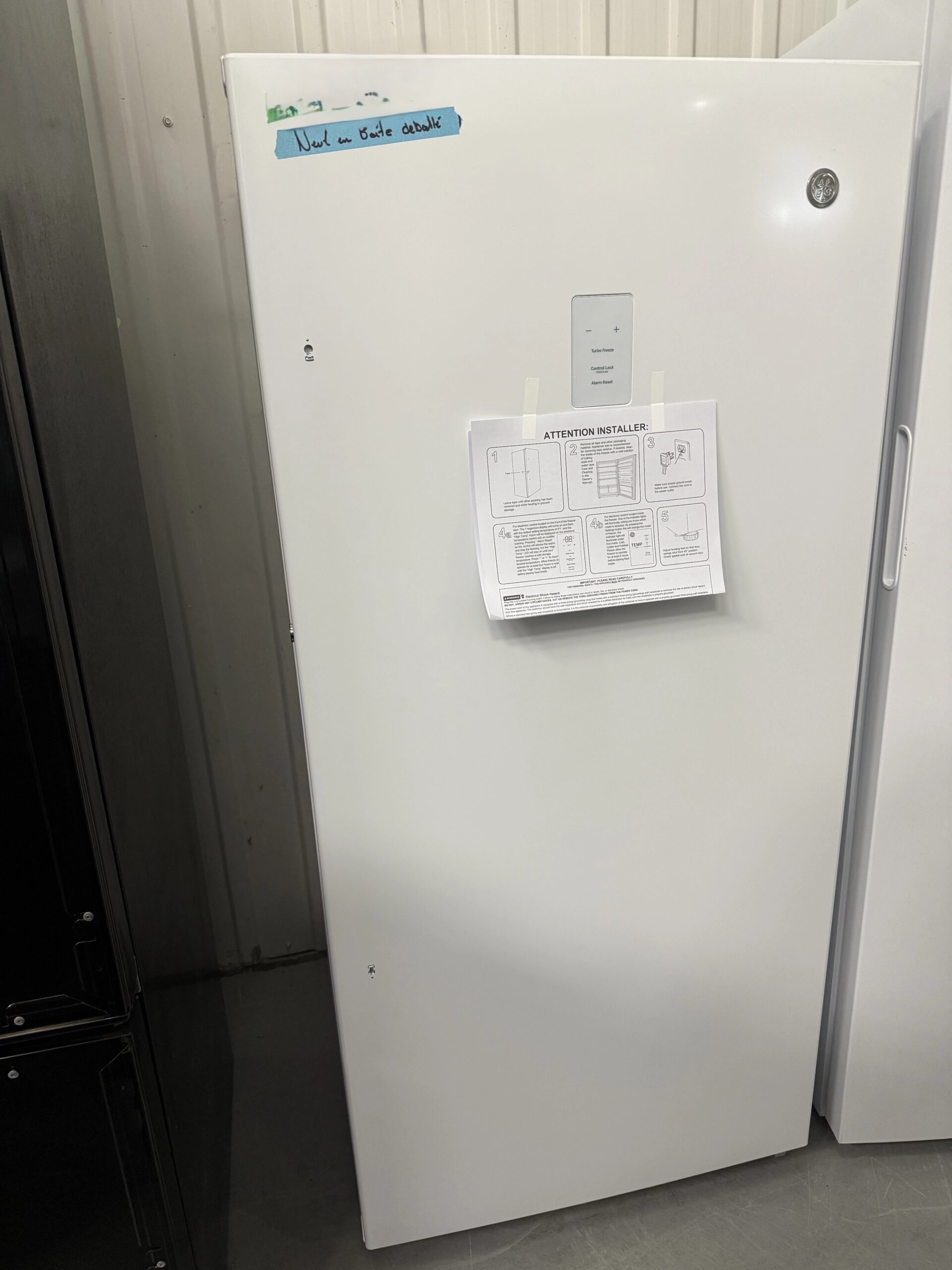 Congélateur vertical GE – 28 pouces, 14,1 pi³, blanc – FUF14SMRFWW - Image 6