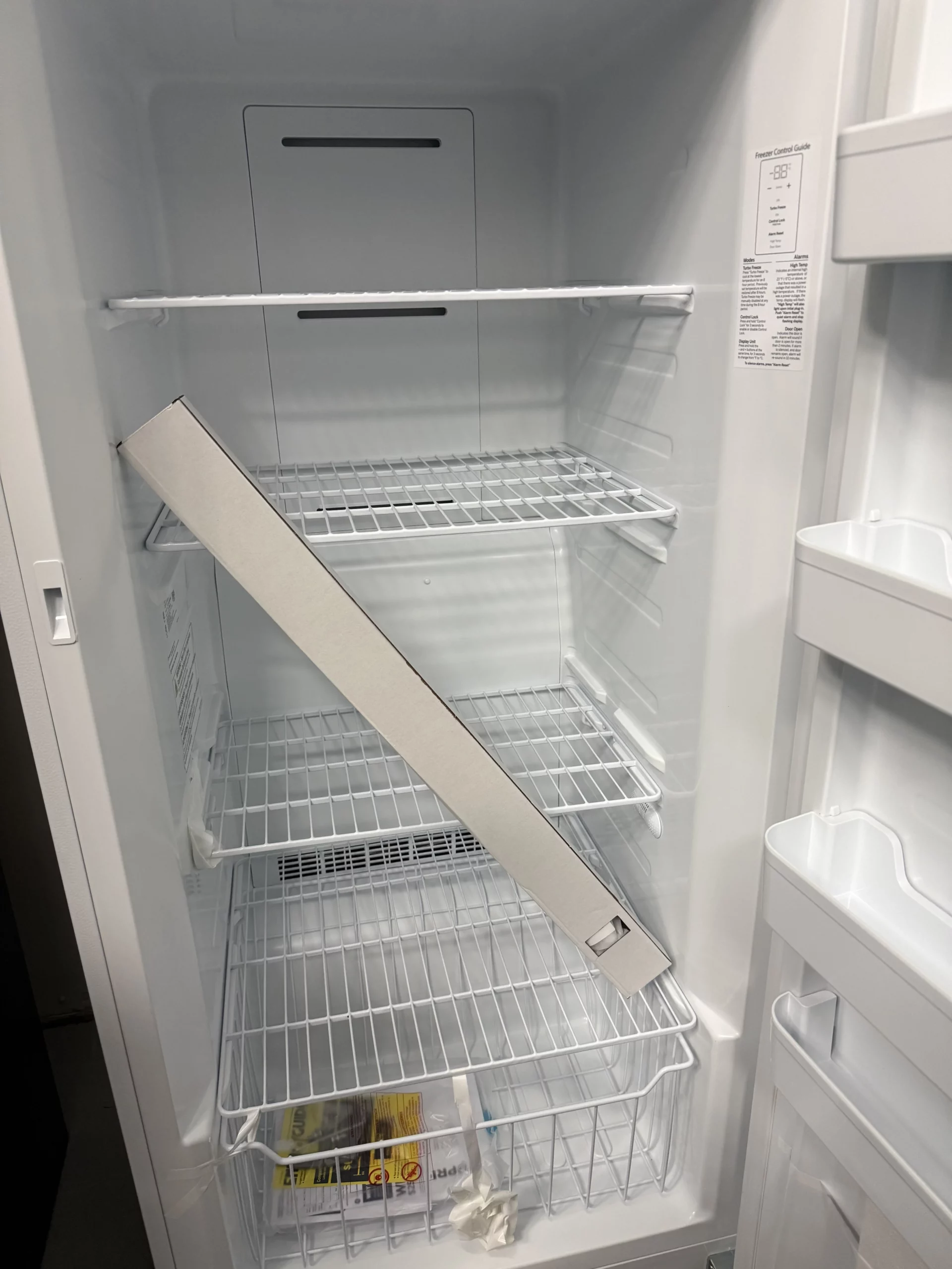 Congélateur vertical GE – 28 pouces, 14,1 pi³, blanc – FUF14SMRFWW - Image 8