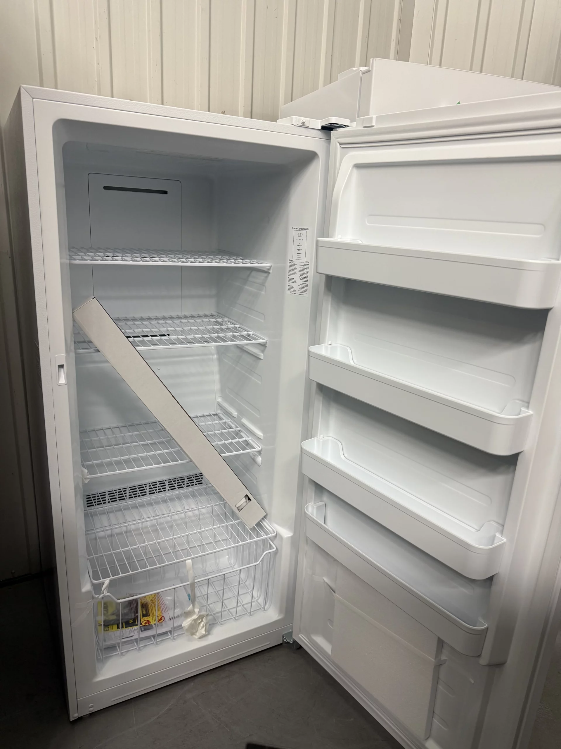 Congélateur vertical GE – 28 pouces, 14,1 pi³, blanc – FUF14SMRFWW - Image 7