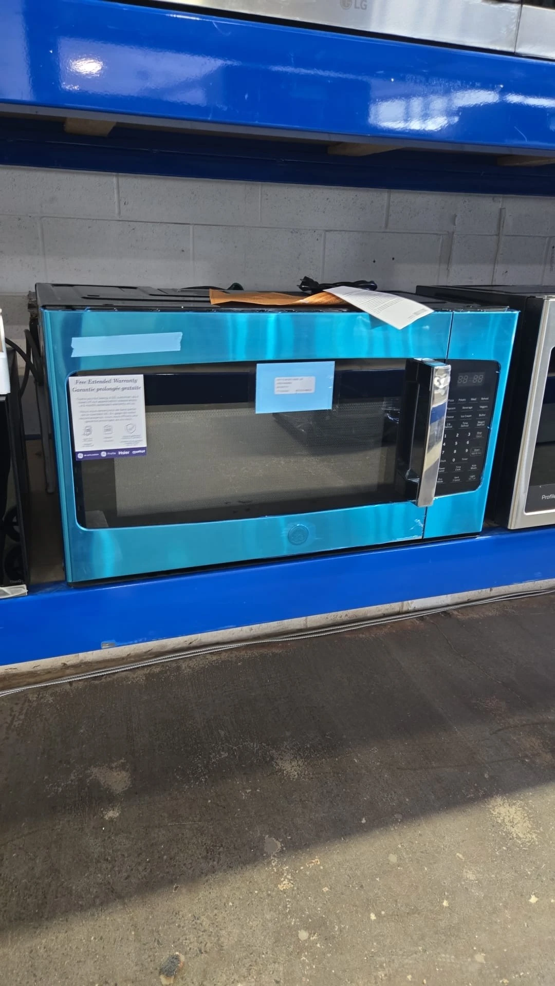 Micro-onde à hotte intégrée GE – 30 pouces, 1,6 pi³, inox – JVM2165SMSS – Image 3