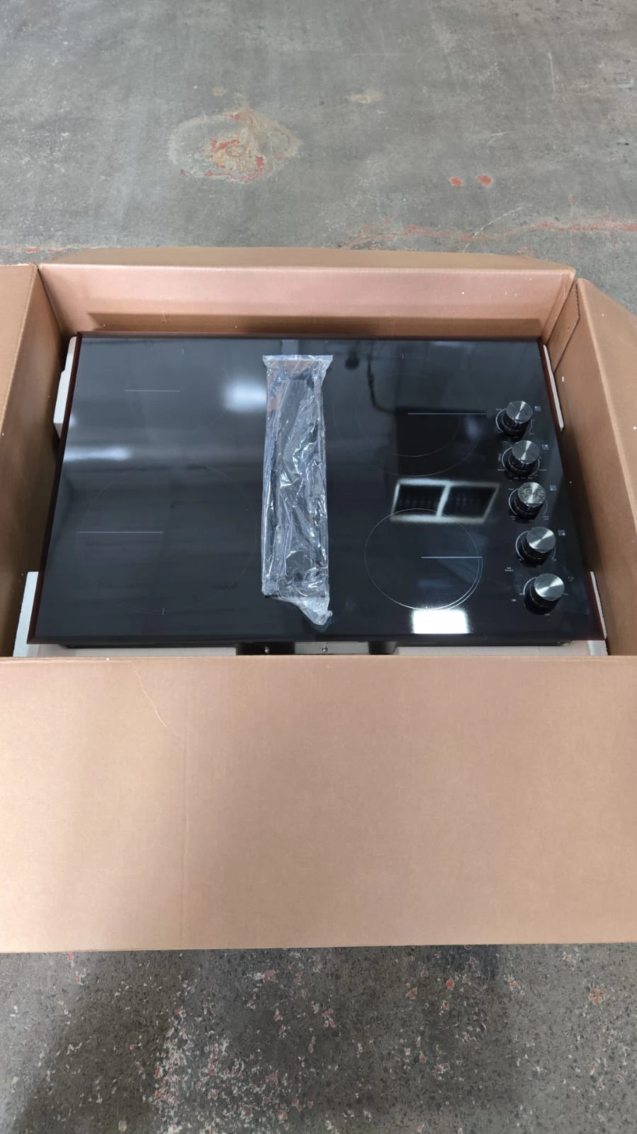 Plaque de cuisson électrique JennAir 30 pouces, Euro Style, avec système de ventilation intégré (downdraft), noire – JED3430GS – Image 5