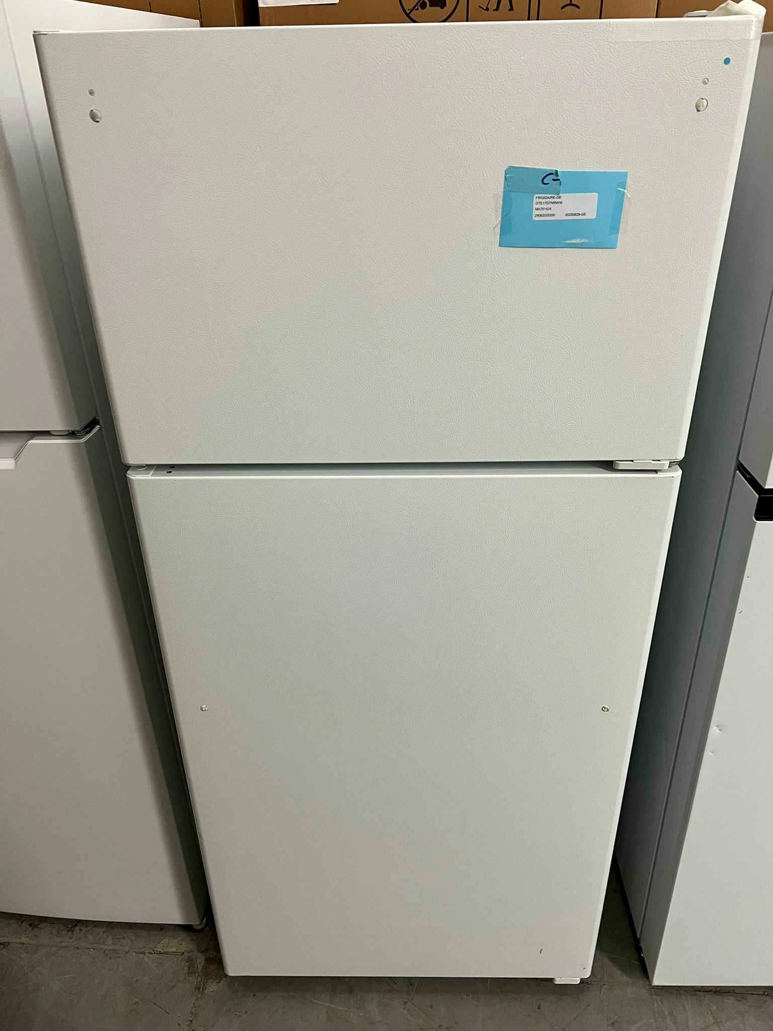 Réfrigérateur GE à congélateur supérieur, 28 pouces, blanc – GTE17GTNRWW - Image 4