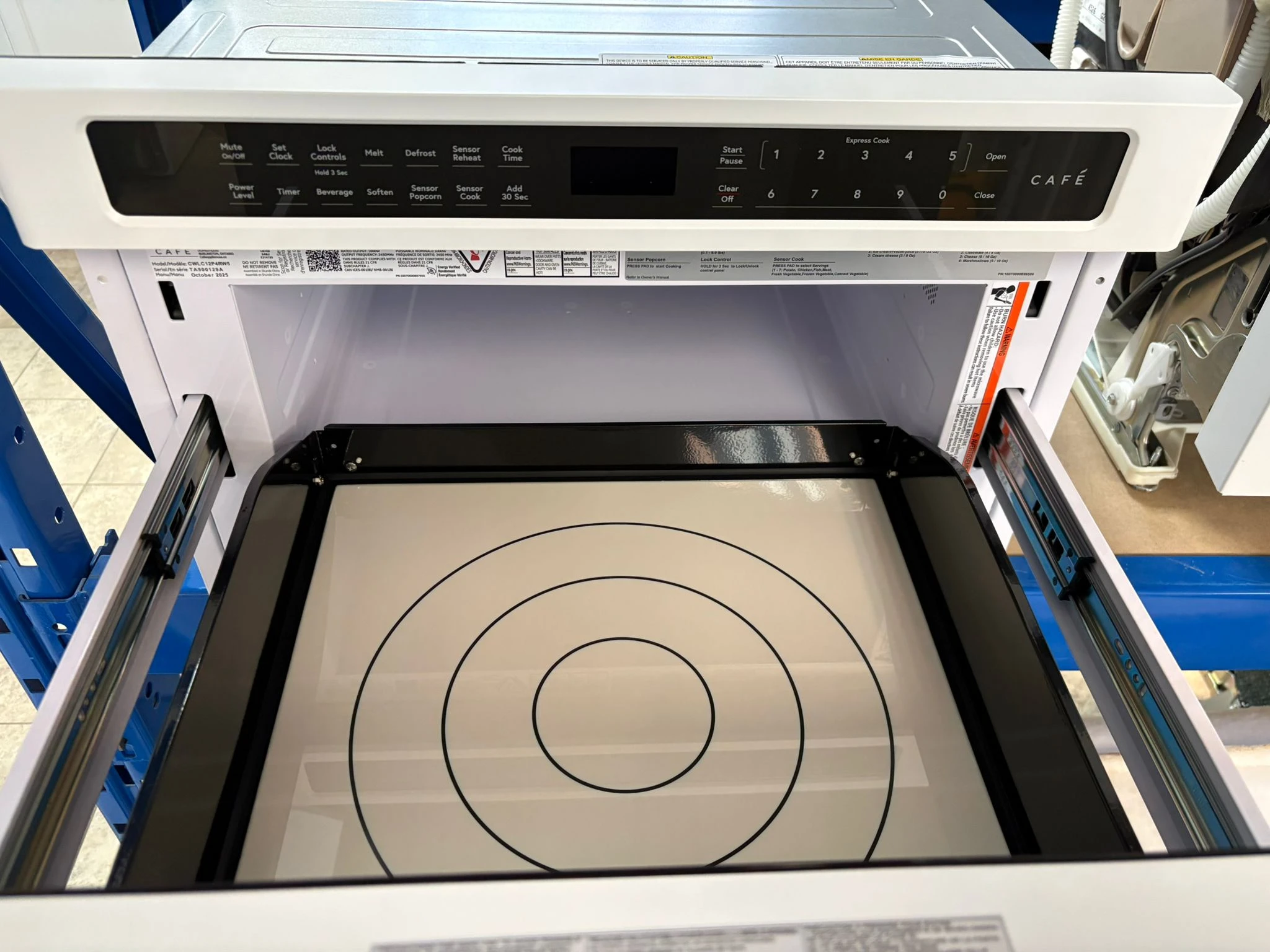 Tiroir micro-ondes Ge Cafe, 24 pouces, 1,2 pi³, blanc mat – CWLC12P4RW5 – Image 6