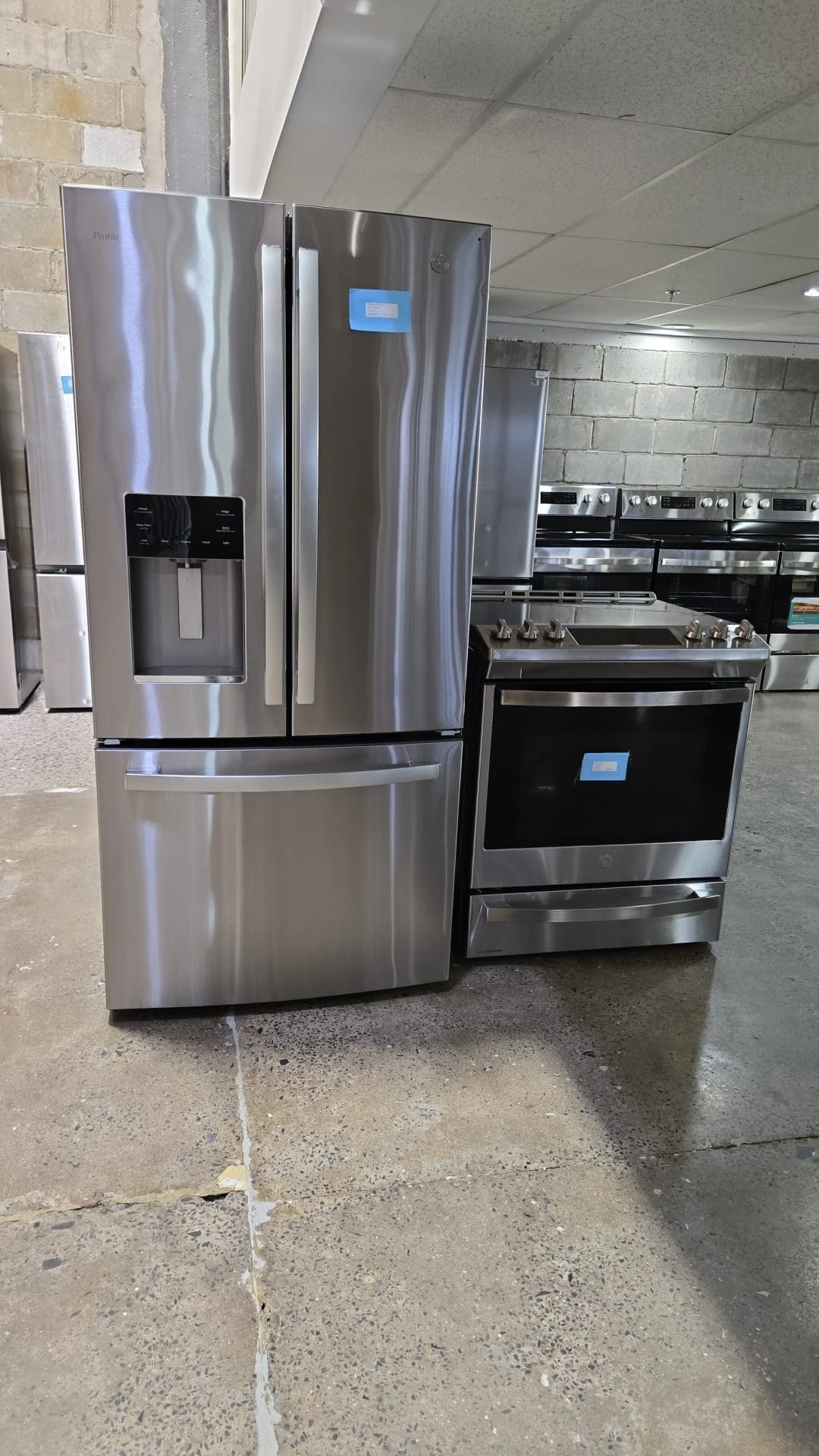 Ensemble cuisine GE Profile – réfrigérateur et cuisinière inox - PYE18HYRKFS & PCS940YMFS – Image 7