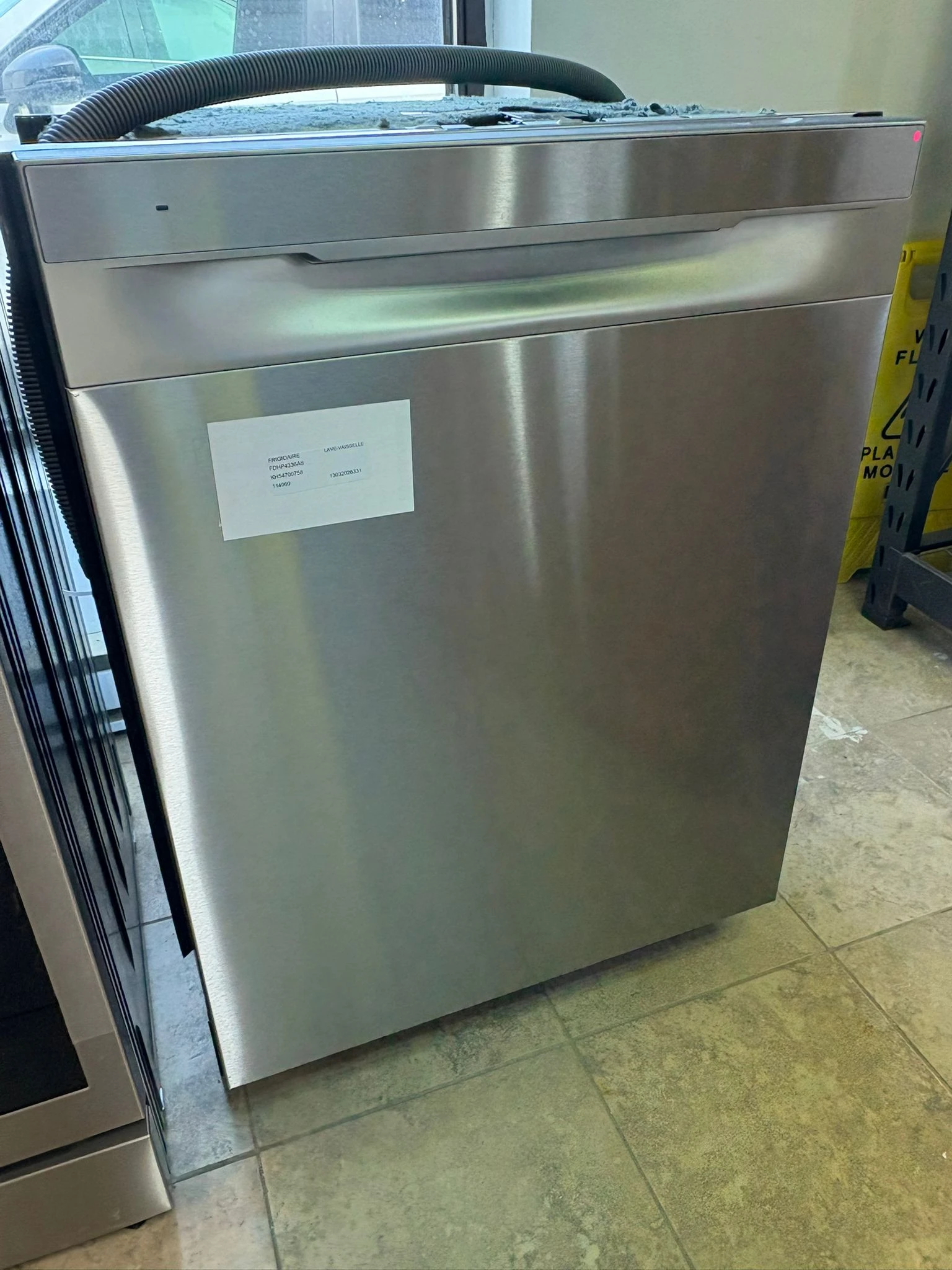 Ensemble cuisine Frigidaire inox – réfrigérateur, cuisinière électrique et lave-vaisselle - FRFN2823AS + FDHP4336AS + GCFE306CBF - Image 11