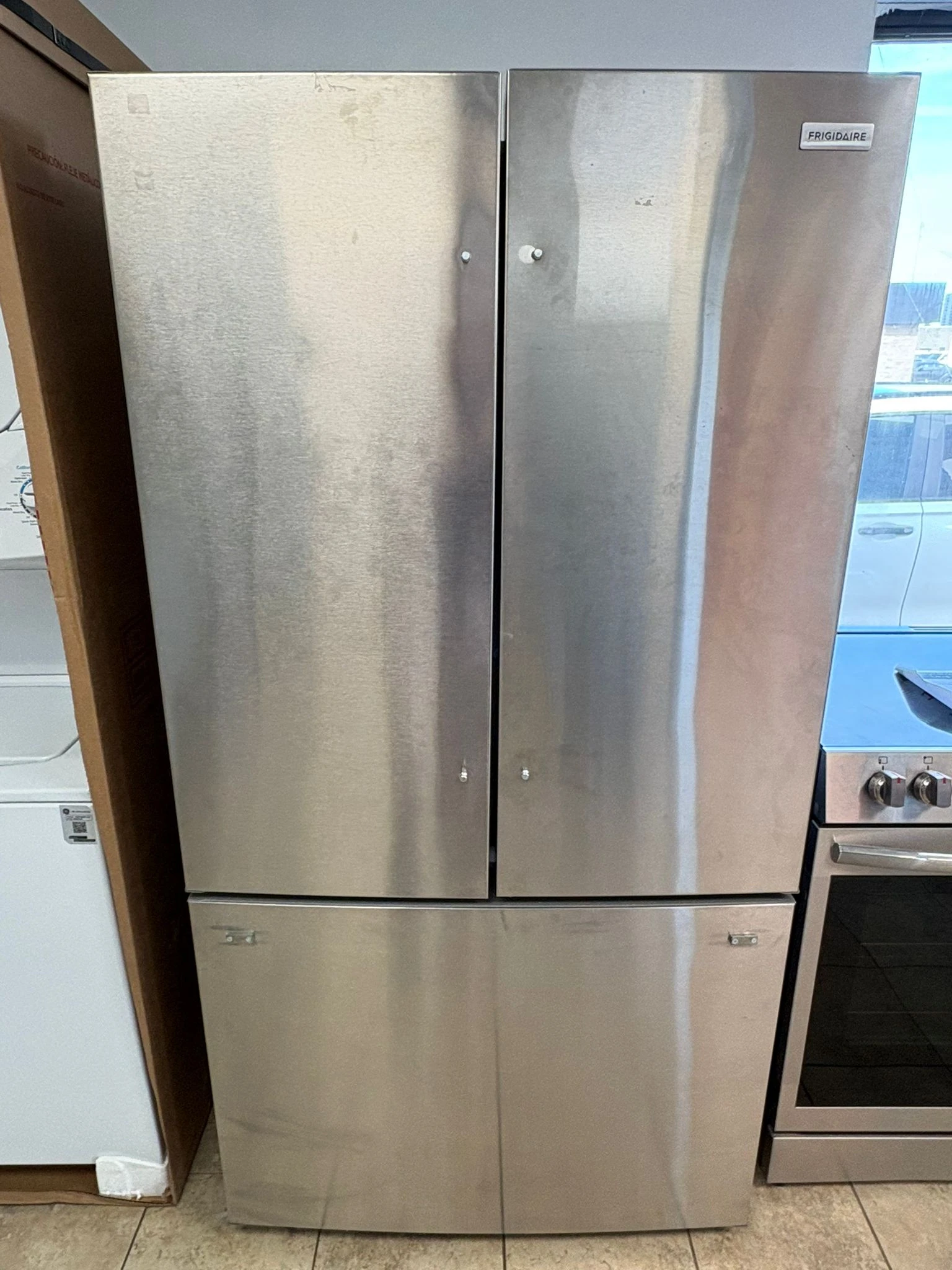 Ensemble cuisine Frigidaire inox – réfrigérateur, cuisinière électrique et lave-vaisselle - FRFN2823AS + FDHP4336AS + GCFE306CBF - Image 10