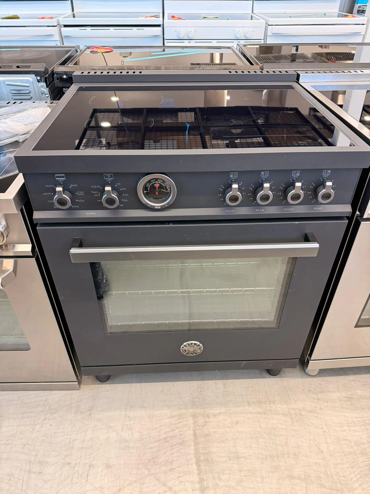 Cuisinière à induction Bertazzoni – 30 pouces, 4,6 pi³, convection européenne véritable, 4 éléments, Carbonio – PRO304IFEPCAT – Image 5