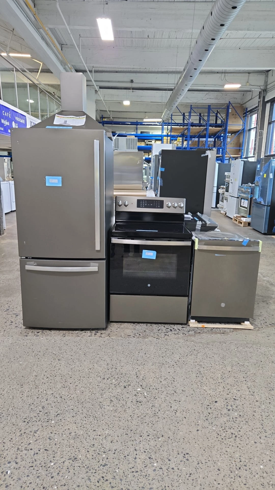 Ensemble cuisine GE ardoise – réfrigérateur, cuisinière, hotte et lave-vaisselle - GDE21DMKES + JCB840ETES + JVW5301EJESC + GDT650SMVES - Image 10