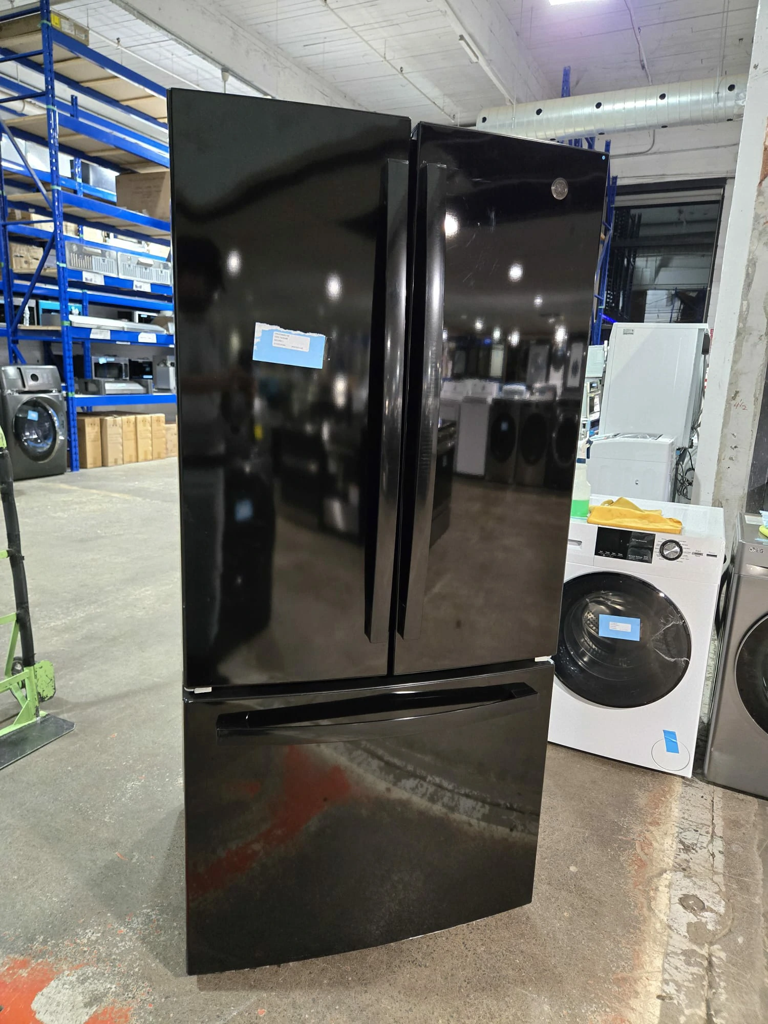 Réfrigérateur à portes françaises GE 33 pouces noir – GWE19JGLBB - Image 13