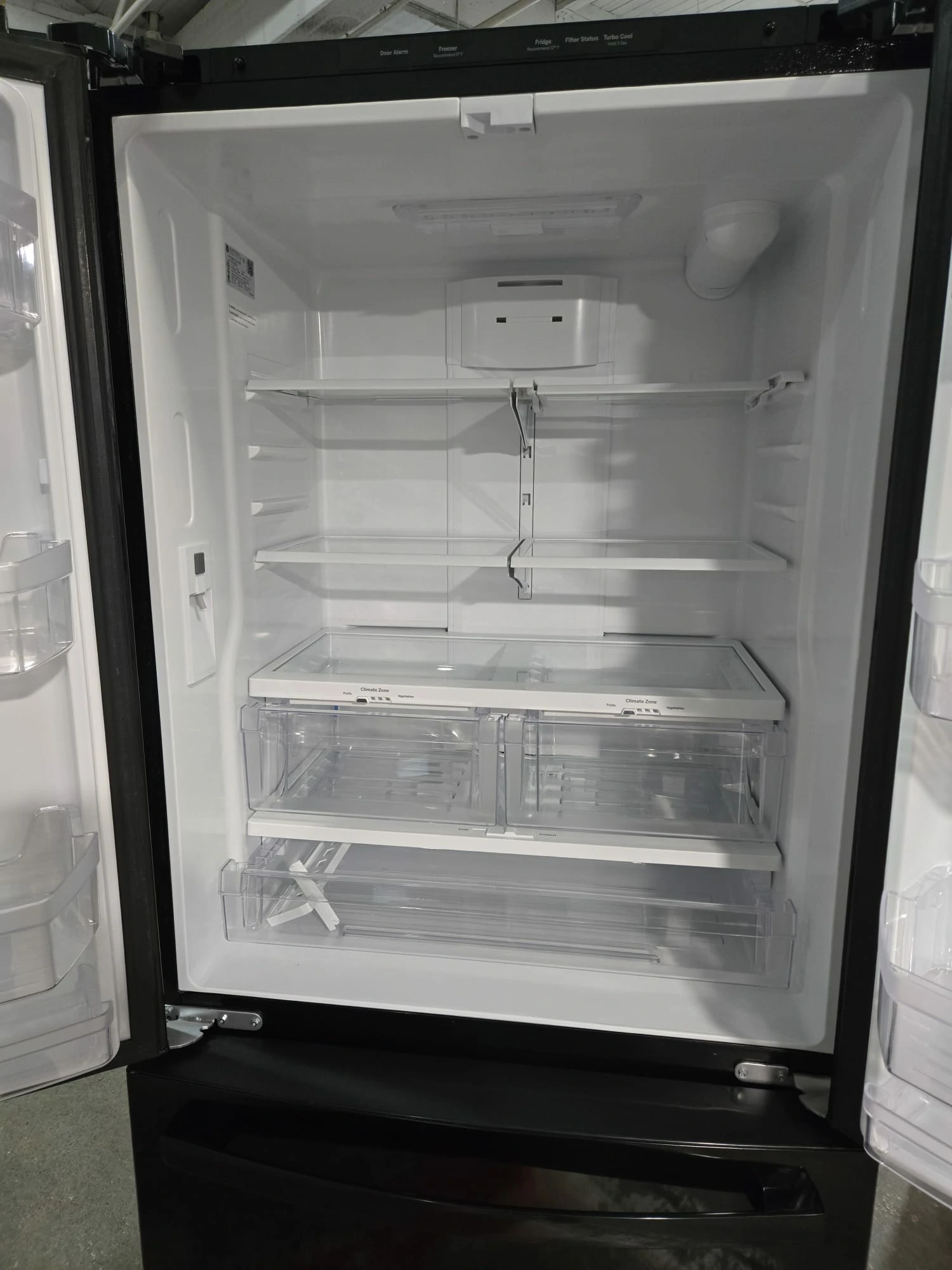 Réfrigérateur à portes françaises GE 33 pouces noir – GWE19JGLBB - Image 7