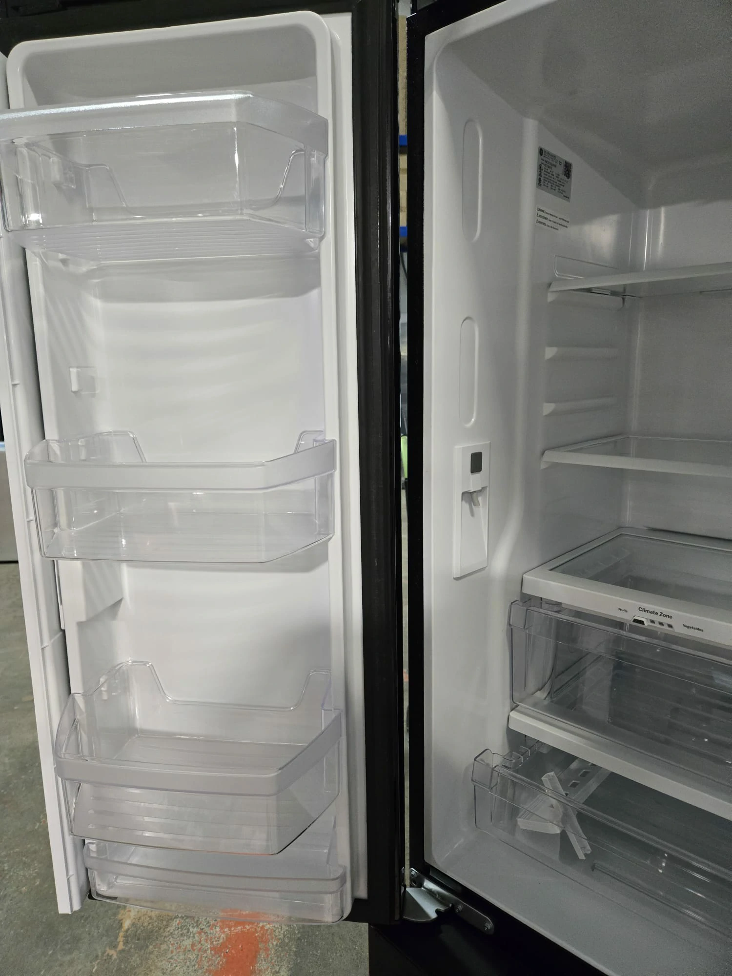 Réfrigérateur à portes françaises GE 33 pouces noir – GWE19JGLBB - Image 9