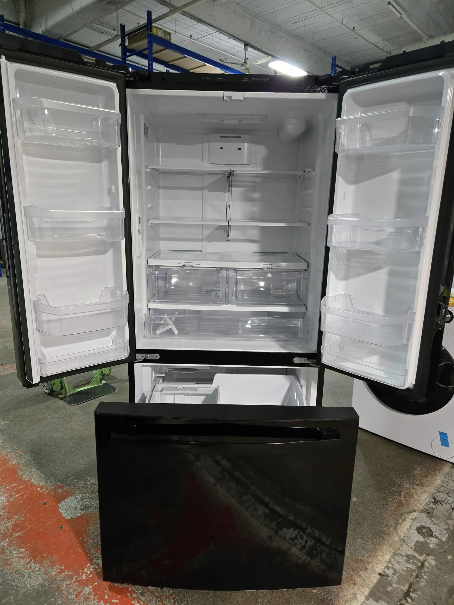 Réfrigérateur à portes françaises GE 33 pouces noir – GWE19JGLBB - Image 6