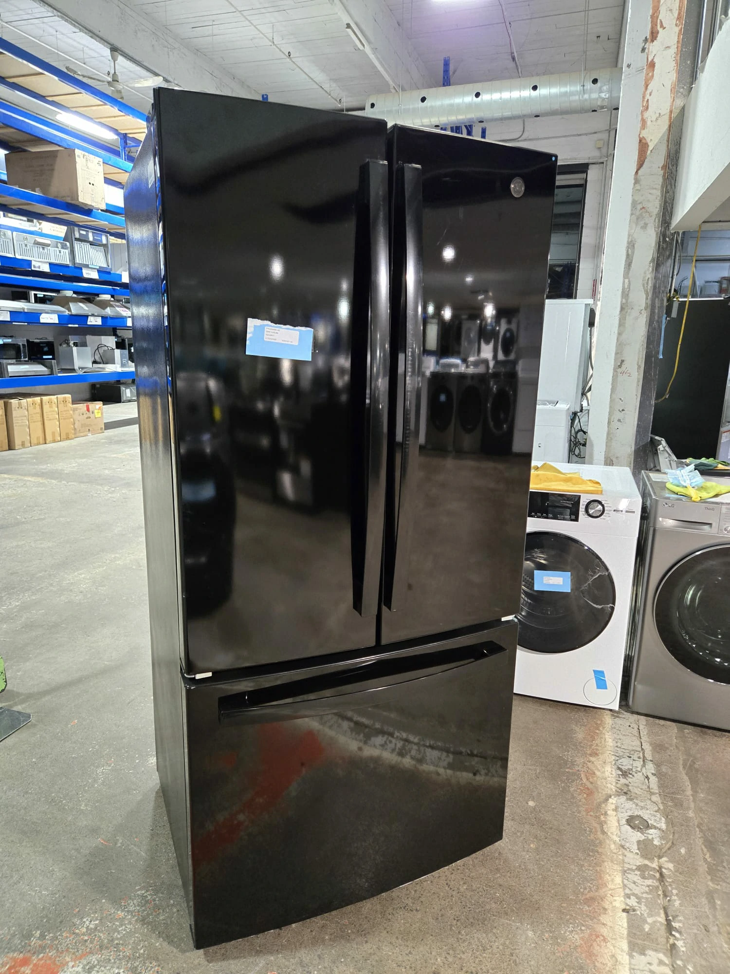 Réfrigérateur à portes françaises GE 33 pouces noir – GWE19JGLBB - Image 12